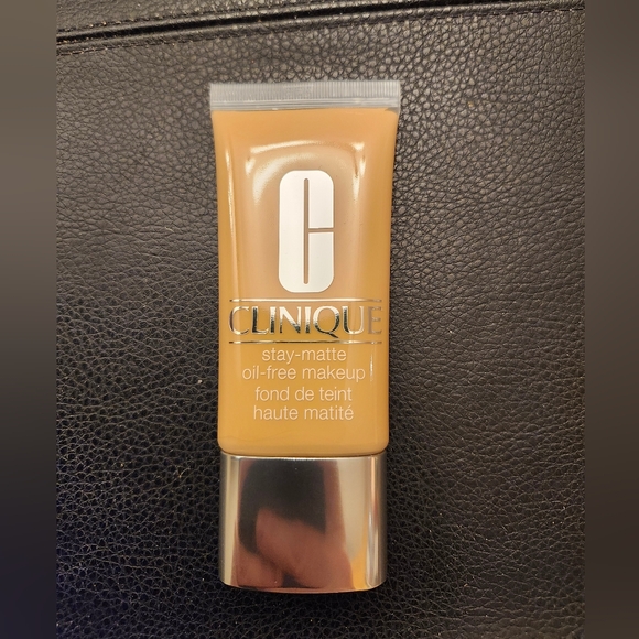 Clinique Stay-Matte Oil-Free Makeup Foundation In 08 Golden Neutral - Picture 6 of 8